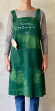 Cargar imagen en el visor de la galería, Delantal Loneta Verde Botella Cross-Back Valencia teQuiero - Valencia teQuiero