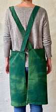 Cargar imagen en el visor de la galería, Delantal Loneta Verde Botella Cross-Back Valencia teQuiero - Valencia teQuiero
