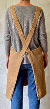 Cargar imagen en el visor de la galería, Delantal Loneta Marrón Tierra Cross-Back tQ - Valencia teQuiero