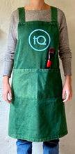 Cargar imagen en el visor de la galería, Delantal Loneta Verde Botella Cross-Back tQ - Valencia teQuiero