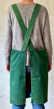 Cargar imagen en el visor de la galería, Delantal Loneta Verde Botella Cross-Back España teQuiero - Valencia teQuiero