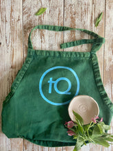 Cargar imagen en el visor de la galería, kit TQ : delantal loneta verde básico y platito de cerámica. - Valencia teQuiero