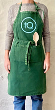 Cargar imagen en el visor de la galería, kit TQ : delantal loneta verde básico y platito de cerámica. - Valencia teQuiero