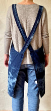 Cargar imagen en el visor de la galería, Delantal Loneta Denim Tie Dye Cross-Back tQ - Valencia teQuiero