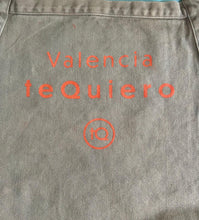 Cargar imagen en el visor de la galería, Delantal Loneta Marrón Tierra Básico Valencia teQuiero - Valencia teQuiero