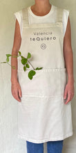 Cargar imagen en el visor de la galería, delantal de loneta beige con la espalda cruzada y con bolsillos de valencia te quiero vista frontal